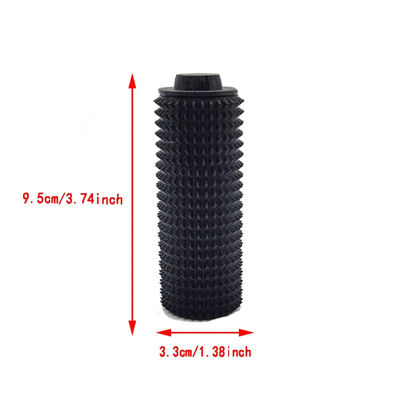 Rouleau anti-stress tactile noir, dimensions : 9,5 cm de long et 3,3 cm de large.
