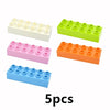 Cinq jeux de grands blocs de construction dans les couleurs blanc, vert, rose, orange et bleu.