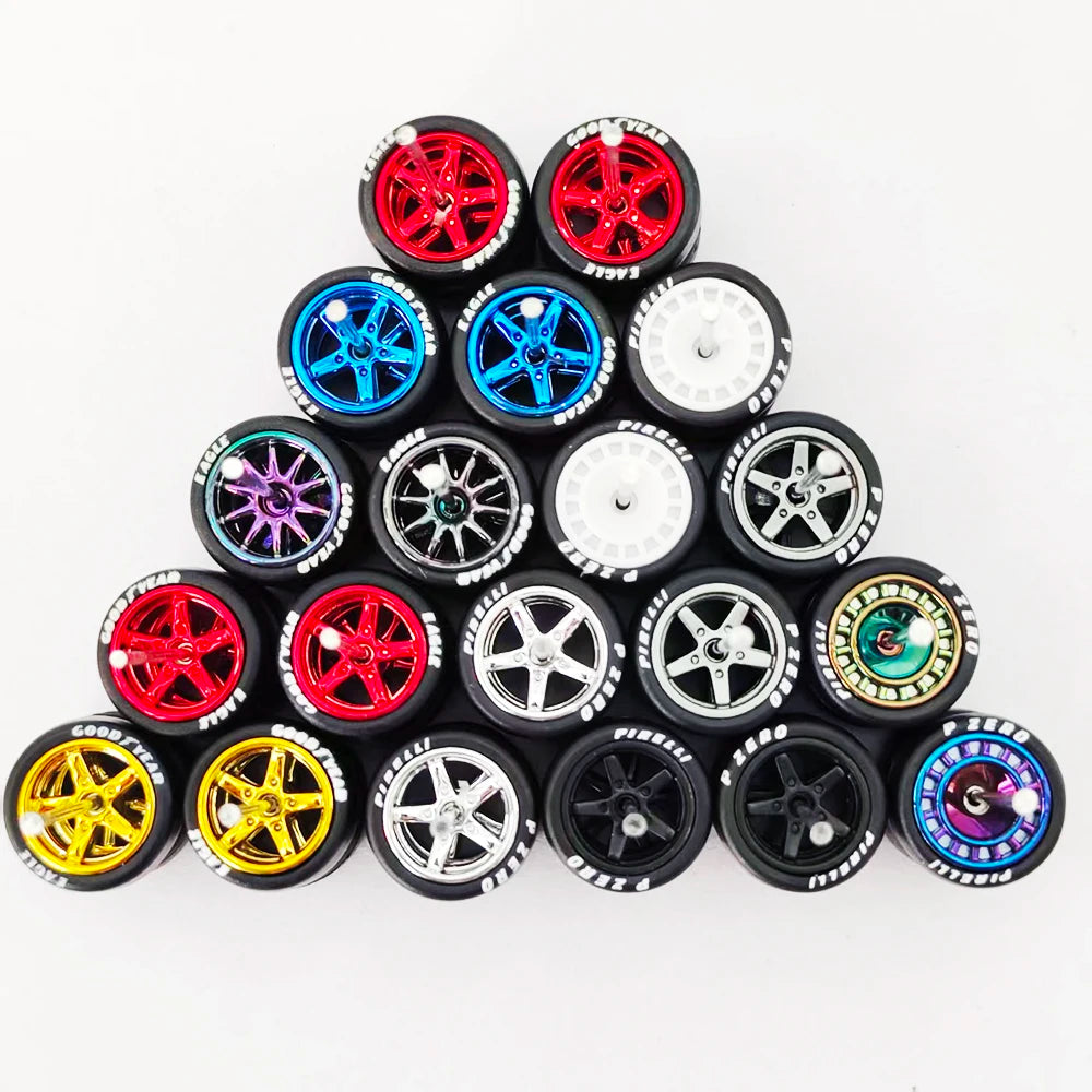 Una colección de ruedas y neumáticos de varios colores dispuestos en forma de pirámide.