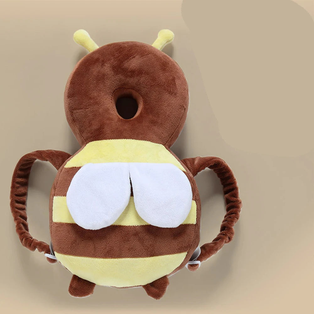 Jouet en peluche ressemblant à une abeille avec des rayures marron et jaune et de grands yeux blancs.