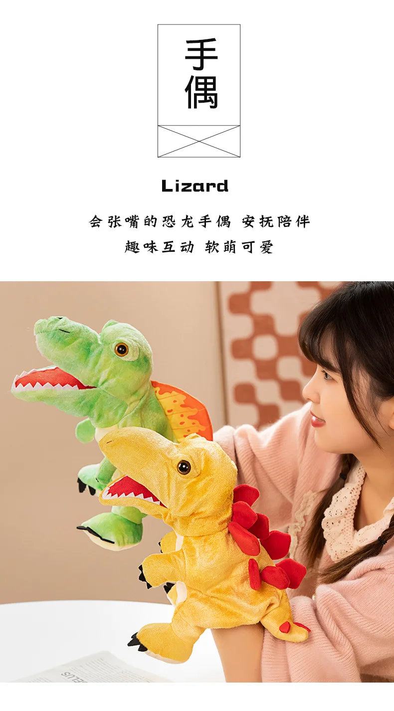Une femme tient un jouet marionnette de dinosaure jaune, avec un dinosaure vert attaché, dans un décor rose pâle.