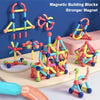 Buntes Set aus Magnetbausteinen, das starke Magnete für Bauen und Spiel demonstriert.