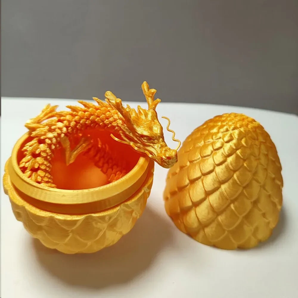 Modèle de dragon doré décoratif, avec tête et corps articulés, reposant à côté de sa carapace.