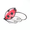 Une paire d'ailes de coccinelle rouges avec des taches noires et des motifs blancs tourbillonnants.
