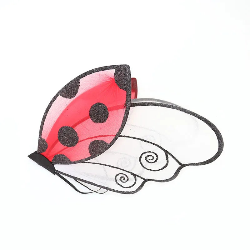 Une paire d'ailes de coccinelle rouges avec des taches noires et des motifs blancs tourbillonnants.