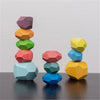 Une pile de blocs sensoriels en bois colorés dans différentes nuances de violet, orange, vert et bleu.