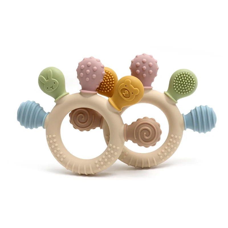 Ein Set aus Silikon-Baby-Kinnpolstern in verschiedenen Pastellfarben, darunter grün, rosa, gelb und blau.