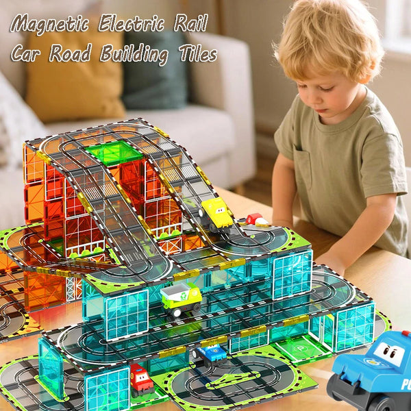 Un niño juega con un set de construcción de tren eléctrico magnético con un auto sobre las vías.