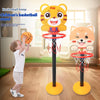 حامل سلة كرة سلة برأس نمر كرتوني أصفر مع شبكة وكرة برتقالية في غرفة معيشة