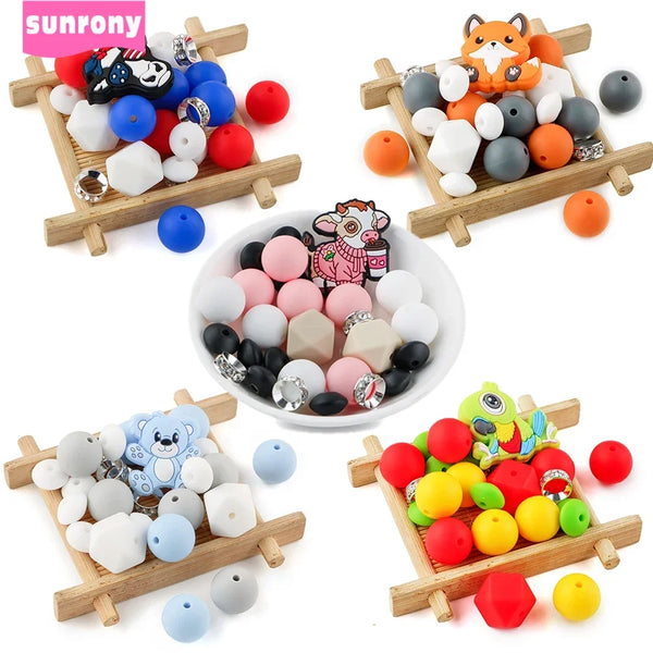Mezcla de cuentas de silicona de animales coloridos para joyería DIY en bandejas de madera.