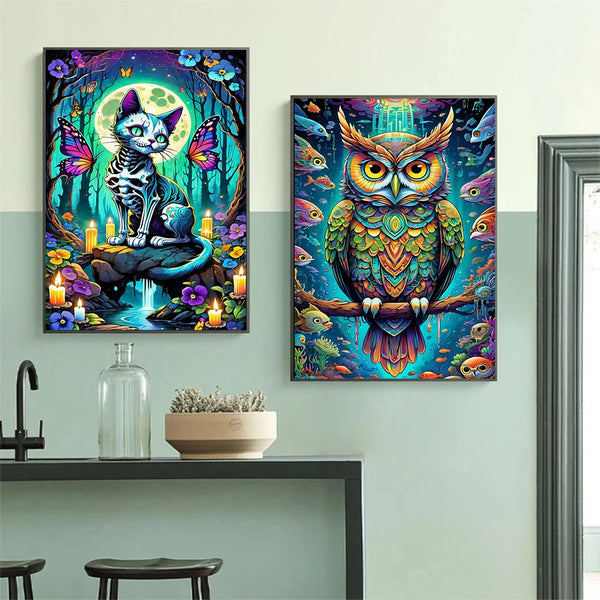 Un tableau de diamants éclatant représentant un chat et une chouette dans un style mosaïque coloré.