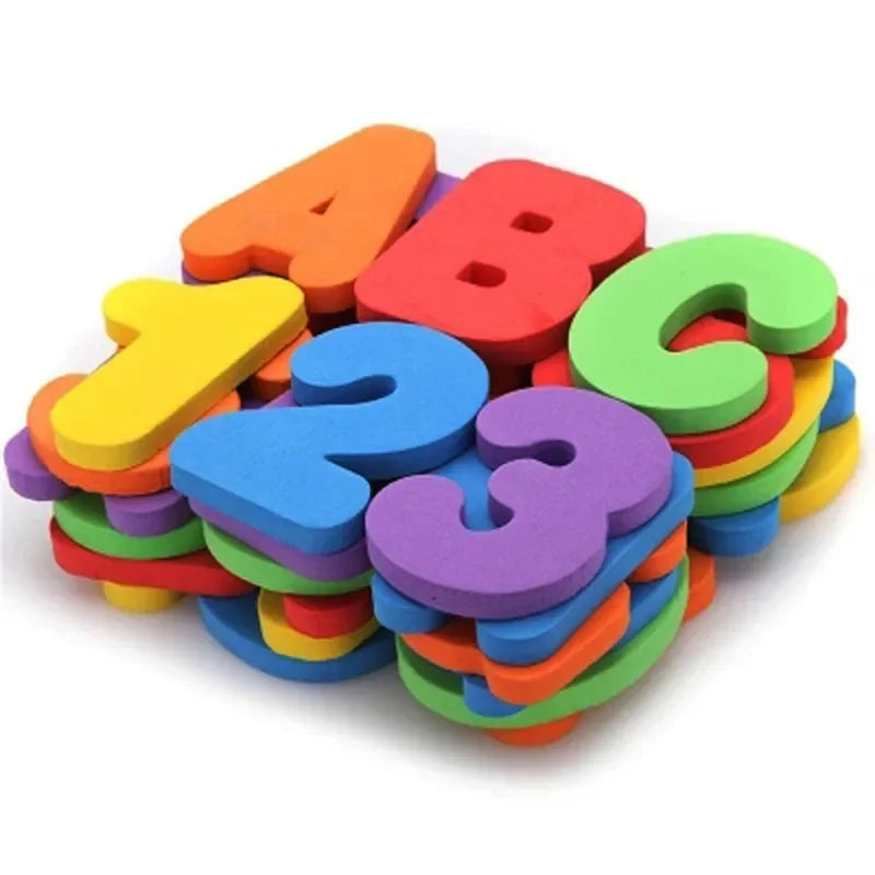 Une pile de puzzles de lettres alphabétiques colorées montrant les lettres A, B et C.