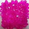 Une pile de perles de cristal facetées rose vif pour la fabrication de bijoux DIY