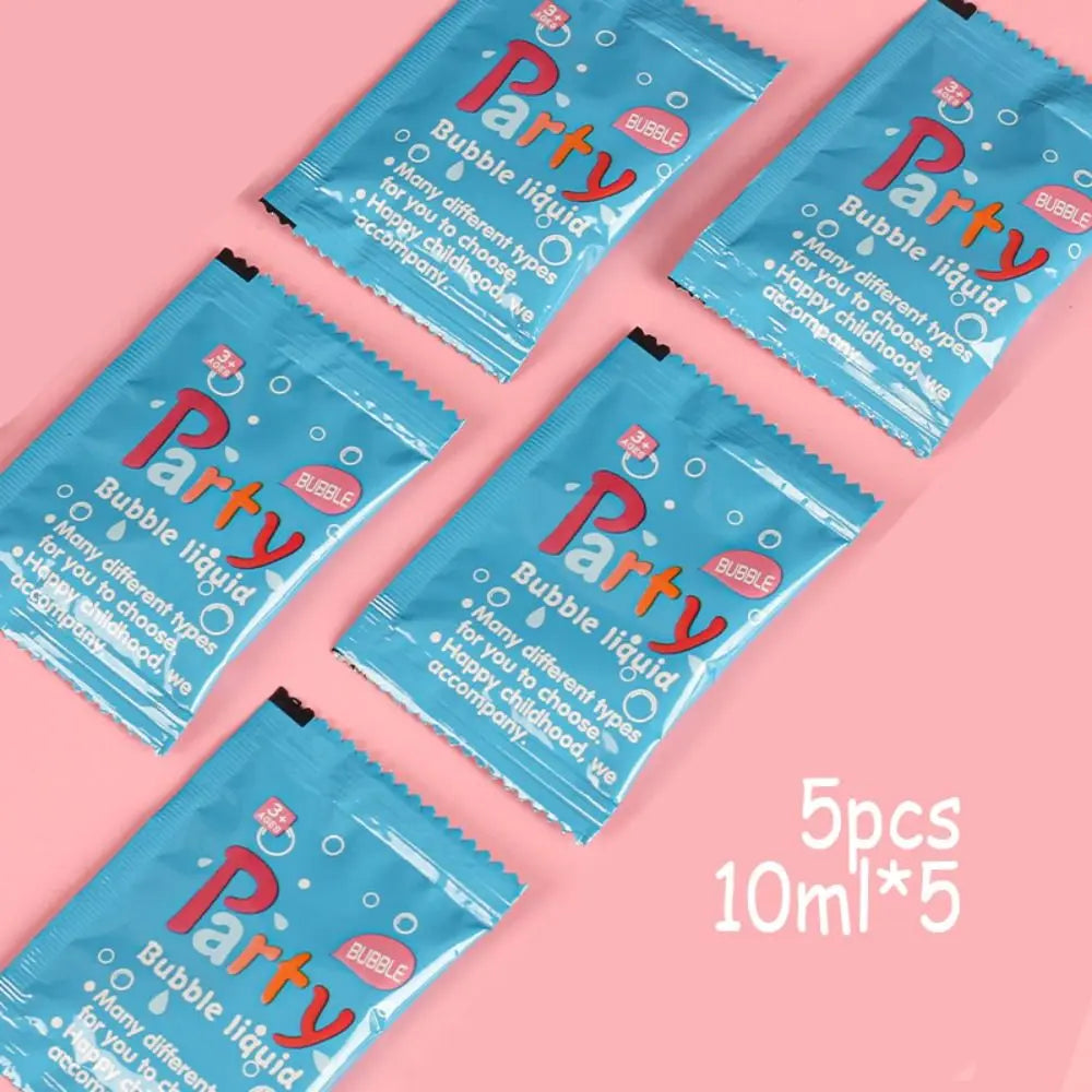 Cinq paquets de savon liquide bubble pour enfants sont présentés sur un fond rose.