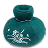 زهرة صناعية خضراء داكنة، محشوة وذات قمة مستديرة وزهور بيضاء مطرزة.