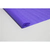 Eine Rolle leuchtend violettes Crêpepapier für DIY und Bastelarbeiten, diagonal dargestellt.