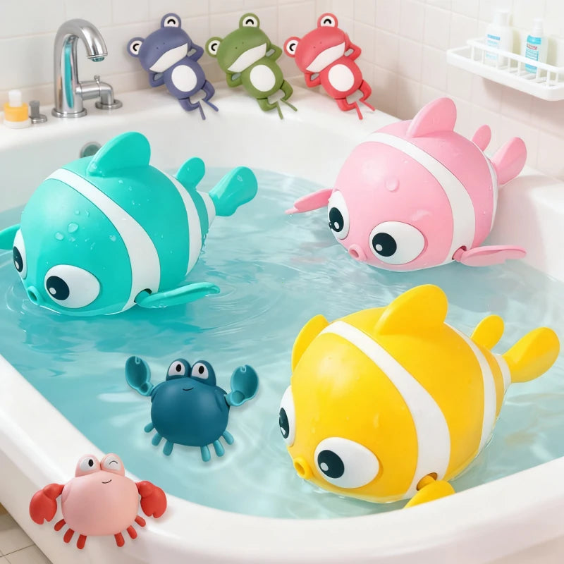 Ein Bad gefüllt mit bunten Uhrwerkfischenspielzeugen, darunter ein großer türkiser Fisch, rosa, gelbe und kleine lila und gra