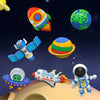 Eine Sammlung farbenfroher Spielzeugdinosaurier und Weltraumthemen, darunter eine grüne Erdkugel und eine weiße Astronautfigu