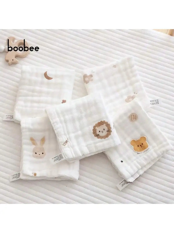 Set aus fünf weißen Baby-Speichelhandtüchern mit niedlichen Tierdesigns wie Löwe, Bär und Hase.