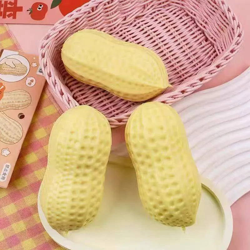 Outil anti-stress jaune et moelleux dans un panier rose tressé et sur une assiette vert clair.