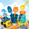 Kinder-Strand- und Sandgrabset mit verschiedenen Plastikwerkzeugen wie Schaufeln, Schöpfern und Formen zum Sandspielen.