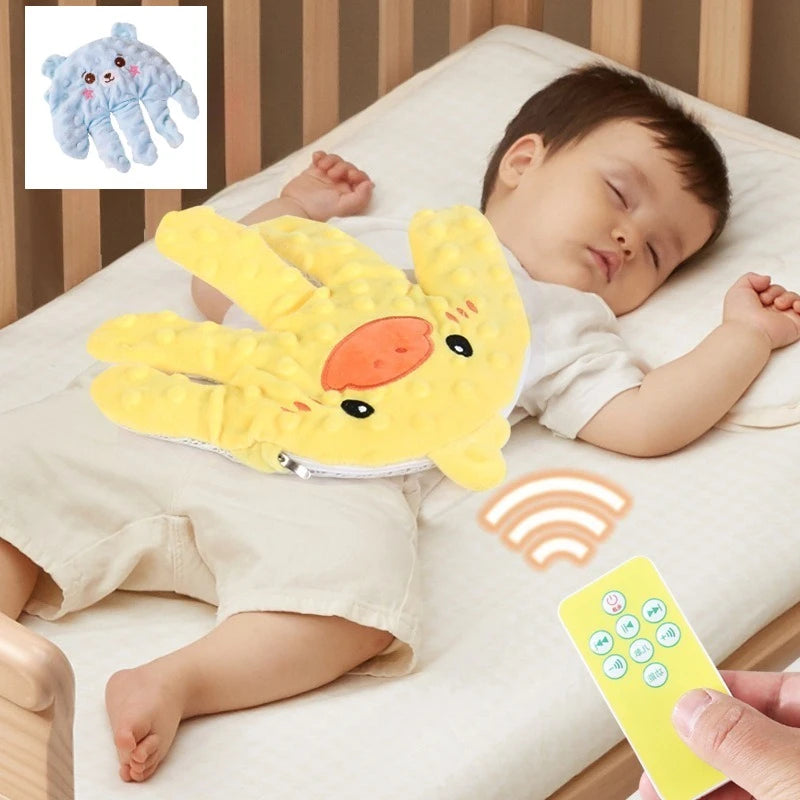 Un bébé se repose sur une surface blanche en utilisant un massseur de main jaune pour le calmer.