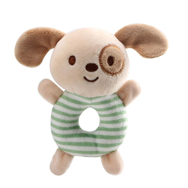 Un hochet en peluche brun clair avec des oreilles tombantes et un ventre rayé vert.