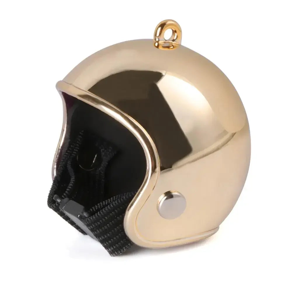Un casco protector dorado brillante para aves de corral.