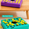 Deux paires de puzzles 3D violets et bleus pour enfants sur une table en bois.