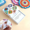Une boîte de cartes de patrons de tricot DIY avec des motifs de crochet colorés et des échantillons de fil.