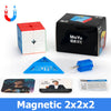Un set de puzzles cubiques magnétiques 2x2x2 rouges, blancs et bleus, avec une pièce en plastique bleu et des cartes d'instru