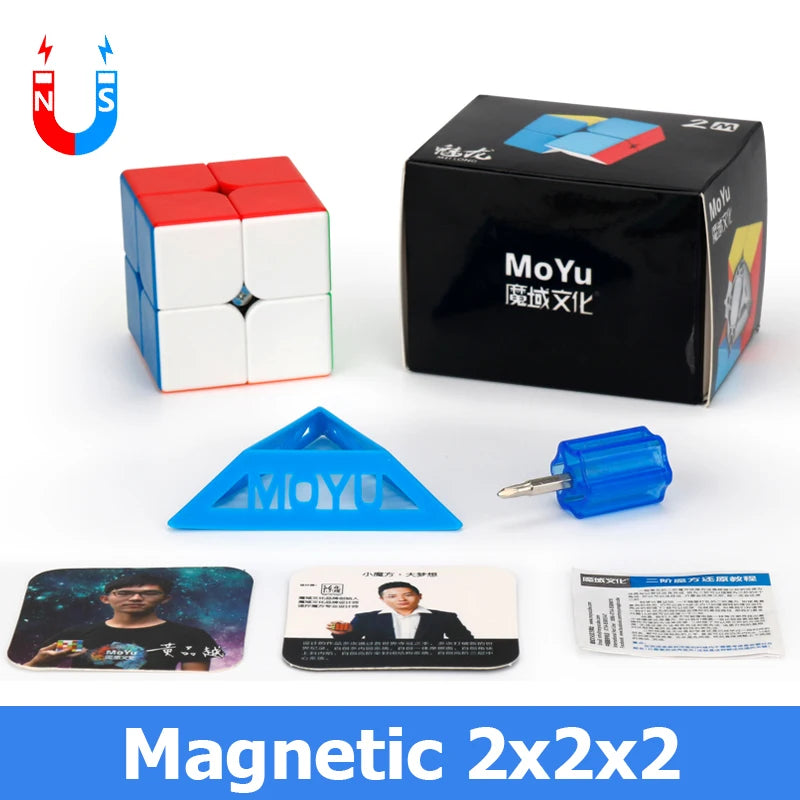 Un set de puzzles cubiques magnétiques 2x2x2 rouges, blancs et bleus, avec une pièce en plastique bleu et des cartes d'instru