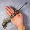 Eine Hand hält ein 11-Zoll-Metall-Naraka Bladepoint Katana Replika-Schwert mit verzierten Griff.
