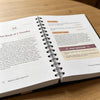 Page ouverte d'un journal d'étude biblique pour débutants, montrant du texte et des questions d'étude.