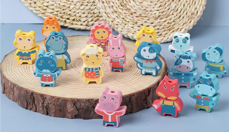 Collection de perles à lacer en bois colorées pour enfants, utilisées dans l'entraînement Montessori, disposées sur une tranc