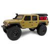 Un pick-up RC jaune avec des pneus et accessoires noirs.