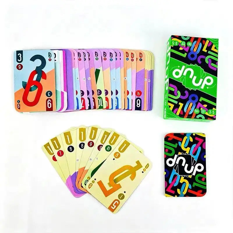 Collection de cartes Dnup colorées avec nombres et symboles, incluant une pile et une carte seule.