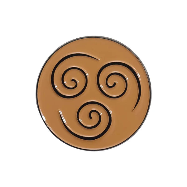 Un prendedor redondo de esmalte marrón con diseño de espiral.