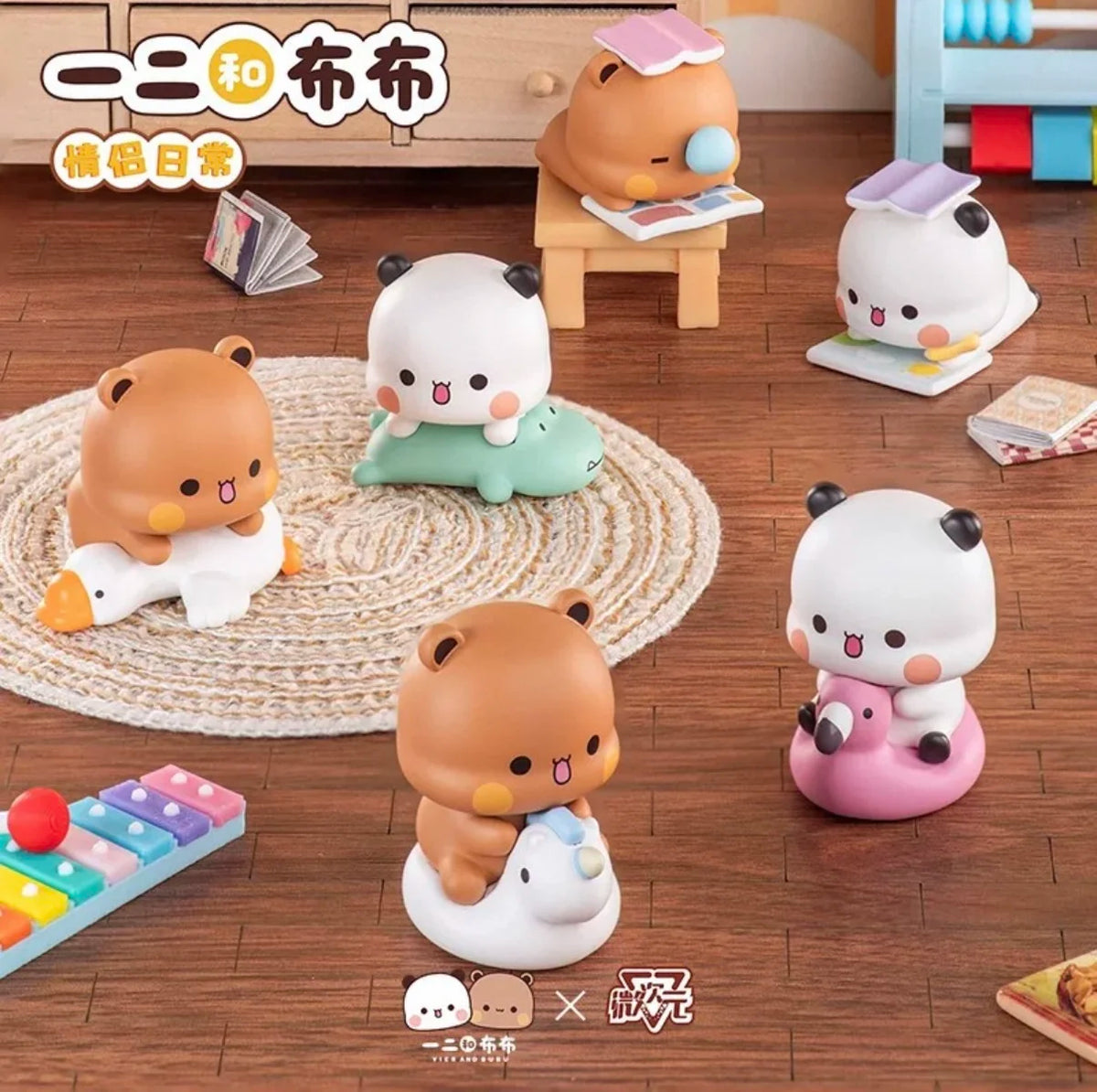 Un set de dos figuras coleccionables tipo blind box de panda, una marrón y una blanca, exhibidas sobre un suelo de madera.