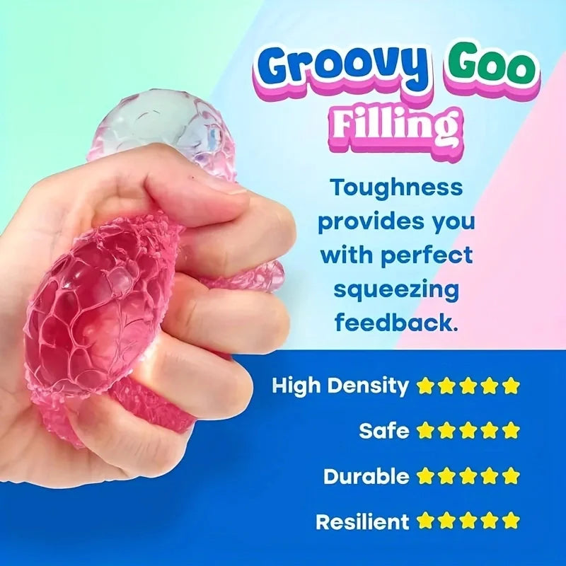 Eine Hand presst einen rosa, strukturierten Schaumstoff-Squishy-Spielzeug zum Feedback.