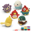 Collection d'animaux crochet amigurumi finis dans diverses couleurs et textures, y compris un poussin jaune, un oiseau violet