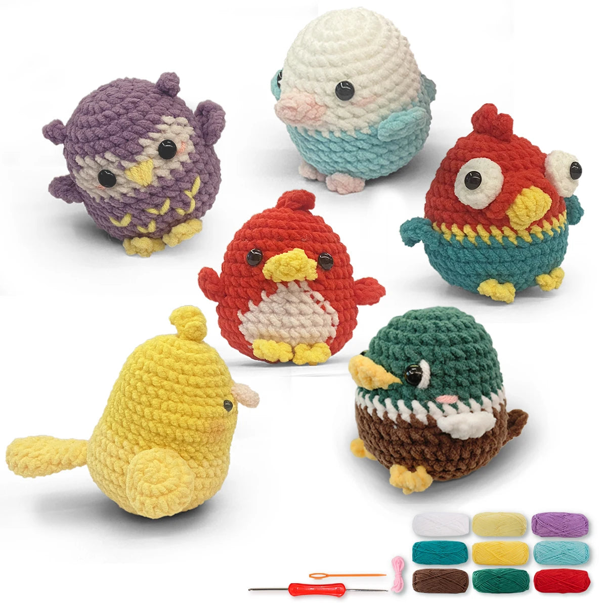 Collection d'animaux crochet amigurumi finis dans diverses couleurs et textures, y compris un poussin jaune, un oiseau violet