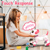 Une jeune fille interagit avec un jouet de chien robot blanc qui fait un 'ouaf'.