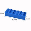 Bloc de construction en plastique bleu avec dix pions cylindriques, mesurant 9,6 cm de long et 3,2 cm de large.