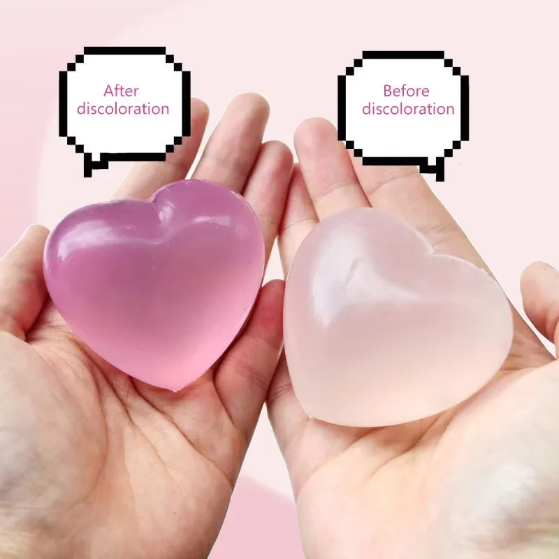 Hände zeigen eine rosa Maltose-Stressball, der vor und nach der Verfärbung verglichen wird.
