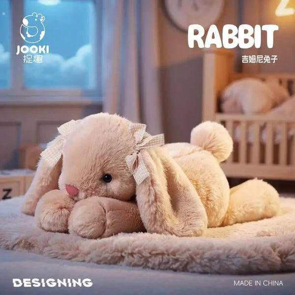 Un suave juguete de conejo de color beige y peludo acostado sobre una superficie blanca en un ambiente luminoso.