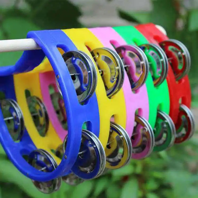 Tambor de mano colorido con múltiples cascabeles en amarillo, rosa, verde y rojo.