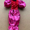Lebendiges rosa und rotes Fantasy-Monster-Puppensatz mit Rüschen und Blumenmusterkleid.