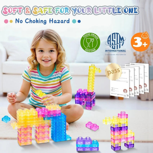 Une jeune fille joue avec des blocs de gel colorés et mous pour le jeu sensoriel.