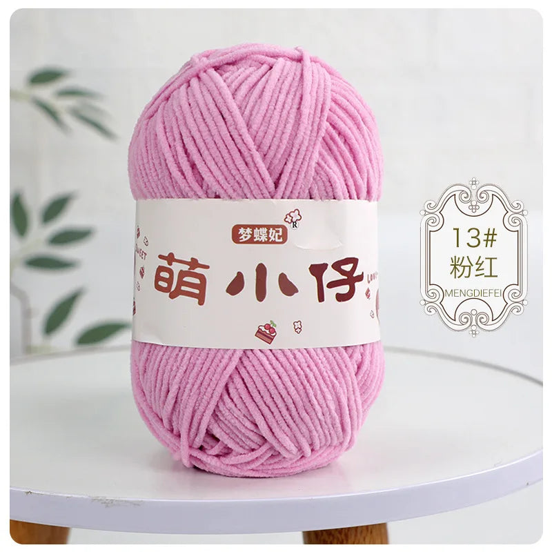 A ball of pink chenille yarn labeled with Chinese characters for knitting and crochet.